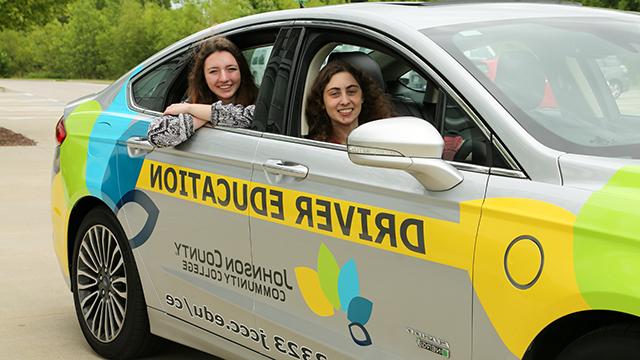 两名女高中生在一辆赌钱app可以微信提现驾驶教育车上