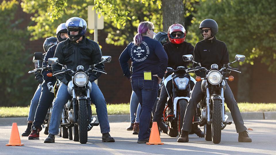 四个人骑着摩托车排队进行训练
