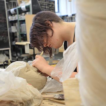 在陶瓷工作室制作陶瓷头的学生