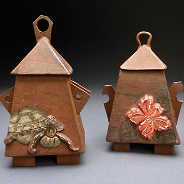 鸟舍形状的陶瓷艺术品